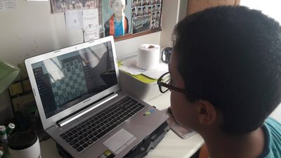 Eve Satrançla Hayat Kattık - fotoğraf