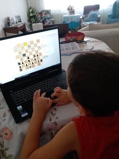 Eve Satrançla Hayat Kattık - fotoğraf